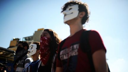 Des manifestants, immobiles, sont rassembl&eacute;s sur la place Taksim &agrave; Istanbul (Turquie), mardi 18 juin 2013.&nbsp; (BULENT KILIC / AFP)