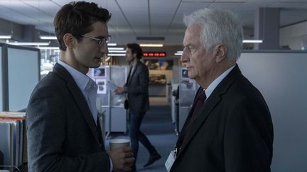 Pierre Niney et André Dussolier dans "Boite noire", en compétition au festival du film policier 2021 (© THIBAULT GRABHERR / WY PRODUCTIONS - 24 25 FILMS)