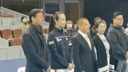 La joueuse de tennis chinoise Peng Shuai (deuxième en partant de la gauche, cheveux attachés) sur une vidéo publiée par les médias d'Etat chinois, dimanche 21 novembre.&nbsp; (EYEPRESS NEWS)