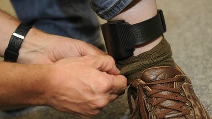 Une d&eacute;monstration du port de bracelet &eacute;lectronique par un condamn&eacute; belge, &agrave; Bruxelles (Belgique) le 27 mai 2009. (DIRK WAEM / BELGA MAG /  AFP)