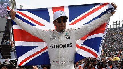 Lewis Hamilton célèbre sa quatrième titre de champion du monde de Formule 1 après le grand prix du Mexique. (ALFREDO ESTRELLA / AFP)