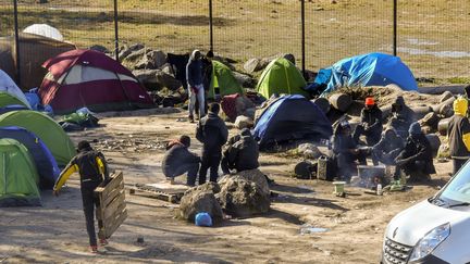 Un groupe de migrants proche de Calais, le 8 mars 2018.&nbsp; (PHILIPPE HUGUEN / AFP)