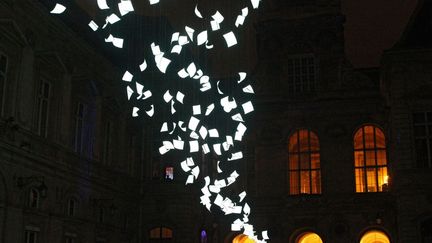 Des papiers lumineux semblent s&#039;envoler en plein coeur de la cour de l&#039;hôtel de Ville de Lyon.
 (Jean-François Lixon)