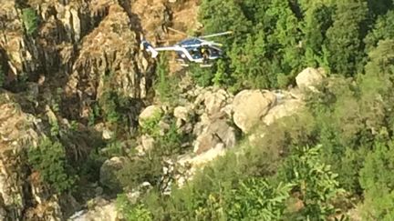 Un hélicoptère survole le canyon de Zoicu en Corse, le 1er août 2018. (PASCALE CHAUVEAU / MAXPPP)