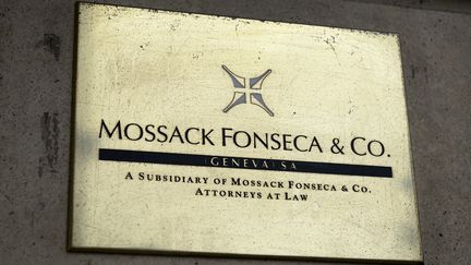 Une plaque du cabinet d'avocats Mossack Fonseca, à Genève (Suisse), le 16 juin 2016. (FABRICE COFFRINI / AFP)