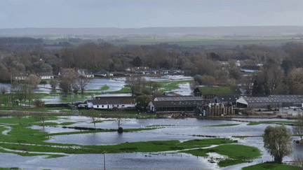 Mardi 14 novembre, les habitants du Pas-de-Calais ont toujours les pieds dans l’eau. Alors que les crues s’enchaînent, les Pas-de-Calaisiens désespèrent. (Franceinfo)