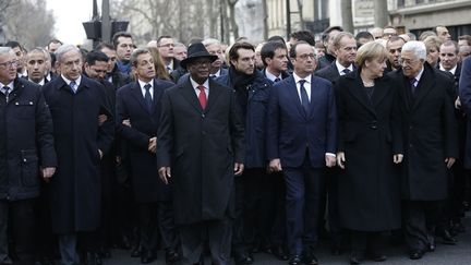 En t&ecirc;te du cort&egrave;ge, le pr&eacute;sident fran&ccedil;ais Fran&ccedil;ois Hollande entour&eacute; des chefs d'&eacute;tat. (De gauche &agrave; droite) le Premier ministre d'Isra&euml;l Benyamin N&eacute;tanyahou, l'ancien pr&eacute;sident fran&ccedil;ais Nicolas Sarkozy, le pr&eacute;sident malien&nbsp;Ibrahim Boubacar Ke&iuml;ta, la chanceli&egrave;re allemande Angela Merkel, le pr&eacute;sident palestinien&nbsp;Mahmoud Abbas. ( PHILIPPE WOJAZER / REUTERS)