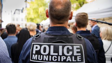 Un membre de la police municipale d'Hénin-Beaumont (Pas-de-Calais), le 11 septembre 2022. (SAMEER AL-DOUMY / AFP)