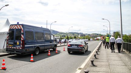 Les forces de l'ordre lors d'un contrôle routier à la frontière à Hendaye (Pyrénées-Atlantiques), le 22 avril 2021 à la frontière avec l'Espagne. (BASTIEN MARIE / HANS LUCAS / AFP)