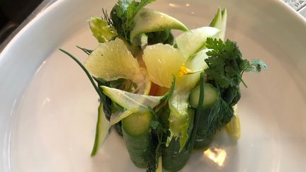 Agrumes et asperges vertes (RF / BERNARD THOMASSON)