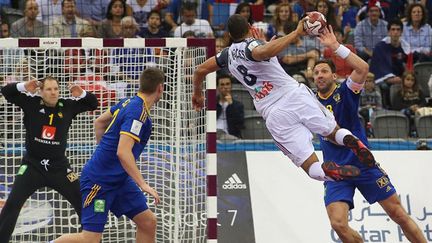 L'arrière français Daniel Narcisse au tir face à la Suède (KARIM JAAFAR / AL-WATAM DOHA)