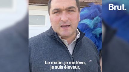 “Le matin, je me lève, je suis éleveur et artisan, puis l’après-midi, je suis artiste au cabaret.” Pourtant, il y a 7 ans, David était encore un “simple agriculteur”. Aujourd’hui, il a transformé une partie de sa ferme en cabaret pour sauver son exploitation. (BRUT / FRANCEINFO)