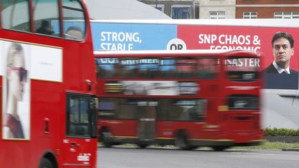 Des affiches &eacute;lectorales lors de la campagne pour les l&eacute;gislatives britanniques du 7 mai 2015.&nbsp; (PETER NICHOLLS / REUTERS)