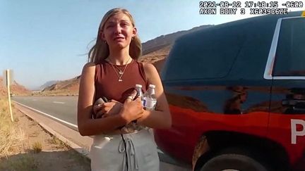 Gabrielle Petito s'entretient avec un officier de police de Moab, dans l'Etat de l'Utah (Etats-Unis), le 12 août 2021, après une altercation avec son compagnon Brian Laundrie. (EYEPRESS NEWS / AFP)