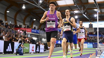 Benjamin Robert, lors de la finale du 800 mètres des championnats de France en salle à Clermont-Ferrand, le 18 février 2023. (KEMPINAIRE STEPHANE / AFP)