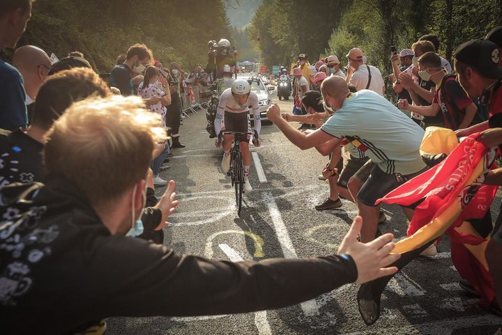 Tadej Pogacar fend la foule dans la Planche des Belles Filles avec au bout son premier Tour de France (CHRISTOPHE PETIT TESSON / MAXPPP)