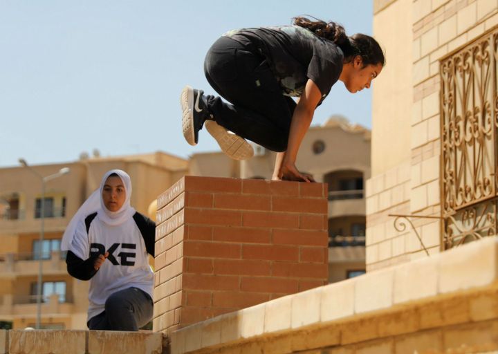 Les jeunes Egyptiennes, nouvelles adeptes de parkour au Caire, en juillet 2018. (Amr Dalsh/Reuters)