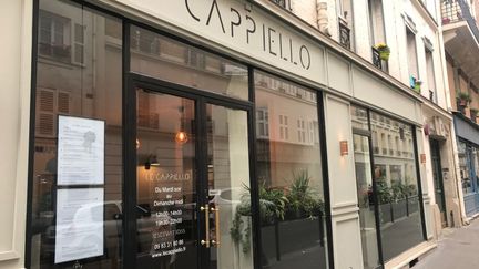 Le façade du restaurant Le Cappiello, dans le 15e arrondissement de Paris. (LORELIE CARRIVE / RADIOFRANCE)