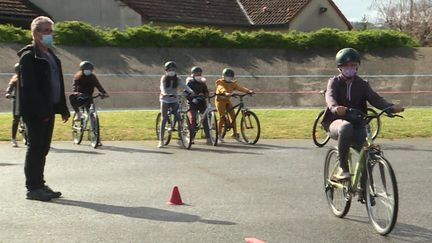 À Cusset, dans l'Allier, les enfants de CM1 passent leur permis de rouler à vélo !