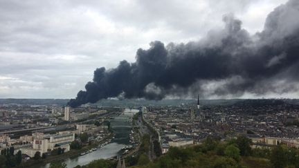 Incendie de l'usine Lubrizol à Rouen (Seine-Maritime), 26 septembre 2019. Photo d'illustration. (ALEXANDRE BIORET / FRANCE-BLEU HAUTE-NORMANDIE / RADIO FRANCE)