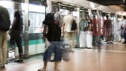 Passagers en attente d'un métro autonome à Paris.&nbsp; (BIM / E+ / GETTY IMAGES)