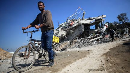 Residents of the Gaza Strip in Deir al-Balah, February 7, 2024. (MAJDI FATHI / NURPHOTO VIA AFP)