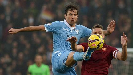 Lorik Cana avec la Lazio lors du derby romain (au duel avec Francesco Totti). (TIZIANA FABI / AFP)