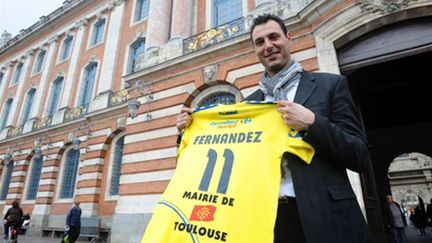 Jérôme Fernandes pris en tenaille par la défense serbe