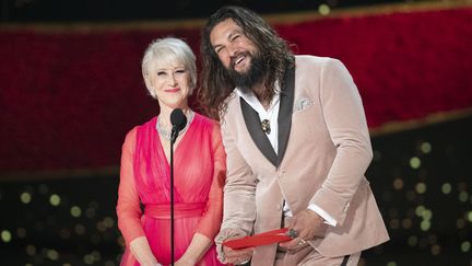 Helen Mirren en Schiaparelli haute couture et Jason Momoa aux Oscars 2019, février 2019
 (GettyImages)