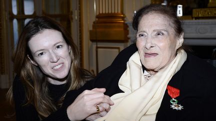 Gaby Aghion (à droite) aux côtés de Clare Waight-Keller, directrice artistique de Chloé, après avoir reçu la légion d'honneur en décembre 2013
 (BERTRAND GUAY / AFP)