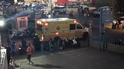 Les personnes blessées par les explosions d'appareils au Liban sont soignées à l'hôpital libano-italien de la ville de Tyr, le 18 septembre 2024. (STRINGER / ANADOLU / AFP)