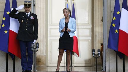 La nouvelle Première ministre, Elisabeth Borne, à l'hôtel Matignon, à Paris, le 16 mai 2022. (LUDOVIC MARIN / AFP)