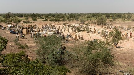 Des mineurs sur&nbsp;le site d'extraction d'Ouedrancin, au Burkina Faso, le 22 octobre 2013.&nbsp;Photo d'illustration. (JACQUES PION / HANS LUCAS / AFP)