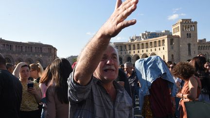 Les Arméniens exhortent le gouvernement à répondre à l'opération militaire azerbaïdjanaise devant le bâtiment gouvernemental à Erevan,19 septembre 2023. (KAREN MINASYAN / AFP)