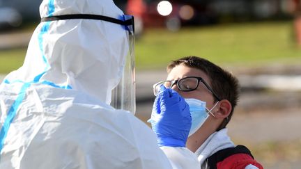 Un enfant se fait tester au Covid-19 à Zagreb, en Croatie, le 26 octobre 2020.&nbsp; (DENIS LOVROVIC / AFP)