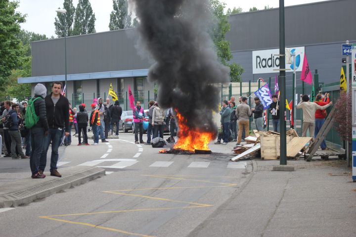 A Voreppe (Isère), des manifestants bloquent l'accès à la société Radiall, qui appartient à Pierre Gattaz, le 2 juin 2016. (MAXPPP)