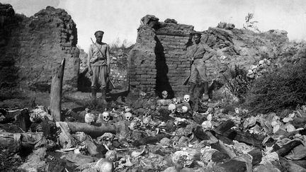 Un charnier de victimes arm&eacute;niennes du g&eacute;nocide dans le village de Sheyxalan (Turquie), en 1915. (ARMENIAN GENOCIDE MUSEUM / AFP)