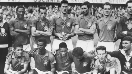 Le Brésil de 1958 champion du monde (Nilton Santos est le 4e joueur en haut, en partant de la gauche)