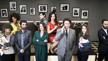 Les personnages de "Dix pour cent" (de droite à gauche) : Arlette, Sophia, Gabriel, Andréa, Hervé, Noémie, Mathias, Camille et Hicham.
 (France Télévisions)