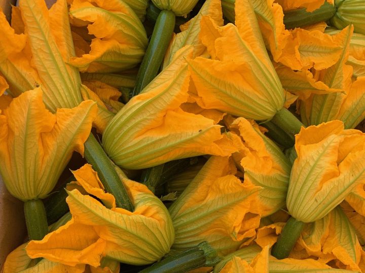 Des fleurs de courgettes cueillies du matin, et livrées directement à la Villa Saint-Ange. (BERNARD THOMASSON / FRANCEINFO)