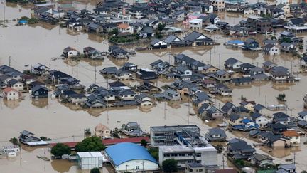 Des maisons inondées, le 8 juillet 2018, à&nbsp;Kurashiki, dans la préfecture d'Okayama (Japon). (STR / JIJI PRESS)