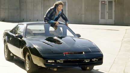 David Hasselhoff &agrave; bord de sa voiture Kitt, dans la s&eacute;rie "K2000", diffus&eacute;e dans les ann&eacute;es 1980. (KOBAL / THE PICTURE DESK / AFP)