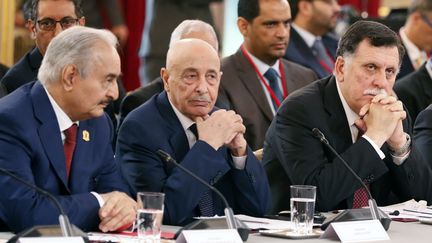 L'homme fort de l'est du Liban, Khalifa Haftar, parle avec le&nbsp;président du parlement, Aguila Saleh, et le chef du gouvernement de Tripoli,&nbsp;Fayez al-Sarraj, lors d'un congrès sur la Libye à l'Elysée, à Paris, le 29 mai 2018. (ETIENNE LAURENT / AFP)