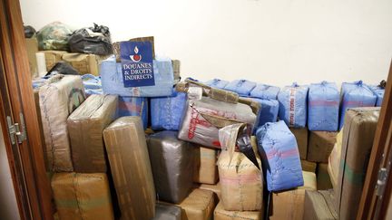 Photo prise par le service des douanes d'une partie des 7,1 tonnes de cannabis retrouvées dans des camionnettes garées en plein Paris, le 18 octobre 2015. (PIERRE CONSTANT / AFP)