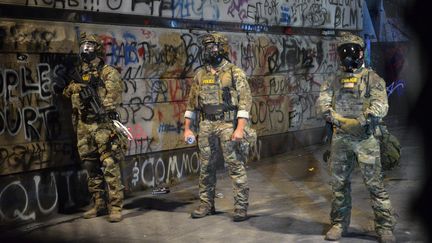 Des policiers fédéraux en poste près du tribunal de Portland (Oregon), le 25 juillet 2020. (ANKUR DHOLAKIA / AFP)