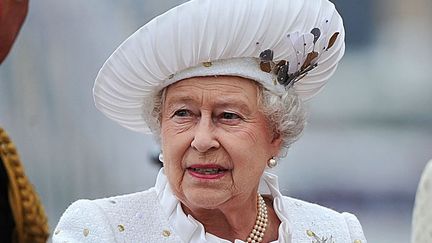 La reine et les autres membres de la famille royale ont d&ucirc; rester 4 heures debout pour assister &agrave; la lente procession nautique sur la Tamise. (BETHANY CLARKE / AFP)