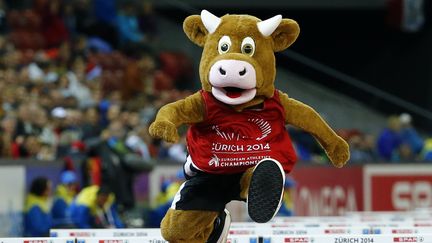 La mascotte de ces championnats d'Europe, d&eacute;nomm&eacute;e "Cooly",&nbsp;s'essaie au 100m haies, le 13 ao&ucirc;t 2014. (ARND WIEGMANN / REUTERS)