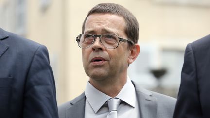 Nicolas Bonnemaison, ancien m&eacute;decin, arrive au tribunal de Pau (Pyr&eacute;n&eacute;es-Atlantiques), au premier jour de son proc&egrave;s, le 11 juin 2014. (NICOLAS TUCAT / AFP)