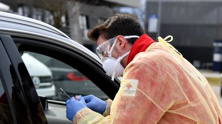 4 000 jeunes Autrichiens et Autrichiennes participent à la campagne de dépistage de la Croix-Rouge. (BARBARA GINDL / APA)