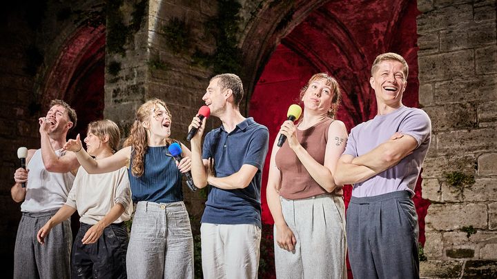 "Avignon, une école" de Fanny de Chaillé, dans le Cloître des Celestins d'Avignon, fête la 78e édition du Festival d'Avignon, vendredi 12 juillet 2024 (CHRISTOPHE RAYNAUD DE LAGE)